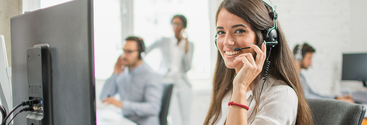 Operatrice call center con cuffie, parla al consumatore